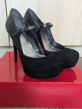 Black Guess 5" Platform Pumps Size 8 - Faux Suede & Leather With Ankle Strap